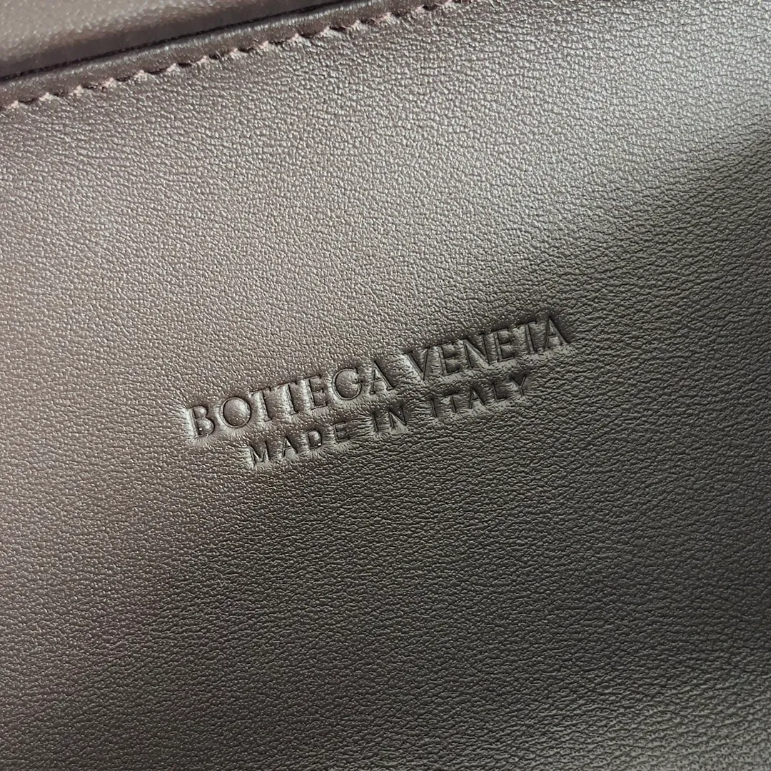 Batch 2260 BOTTEGA VENETA KNOT evening bag chain version for women is now on the market! Delicate and elegant, soft and powerful, this bag is definitely a representative of intellectual women. As an evergreen model of BV, the blessing of the chain is the icing on the cake. The classic weaving once again interprets the unique craftsmanship (the chain can be disassembled separately). Style number: 776662 Size: 19*11.5*5cm